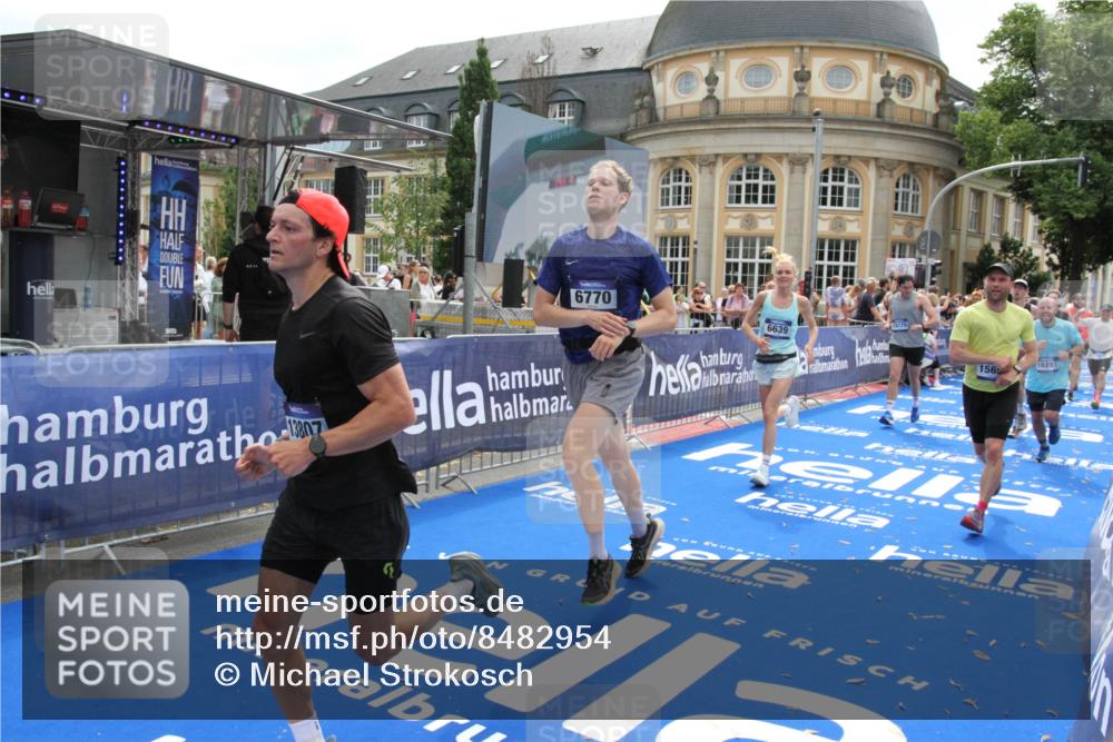 29.06.2025 - hella hamburg halbmarathon Michael Strokosch http://msf.ph/oto/8482954 29.06.2025 10:42:27 Ziel 1256, 1312, 1353, 1800, 2233, 3523, 6639, 6770, 7116, 7448, 7693, 7734, 11907, 13746, 13807, 14226, 15095, 15175, 15270, 15623, 15654, 16281, 17637, 17911, 18330 meine-sportfotos.de