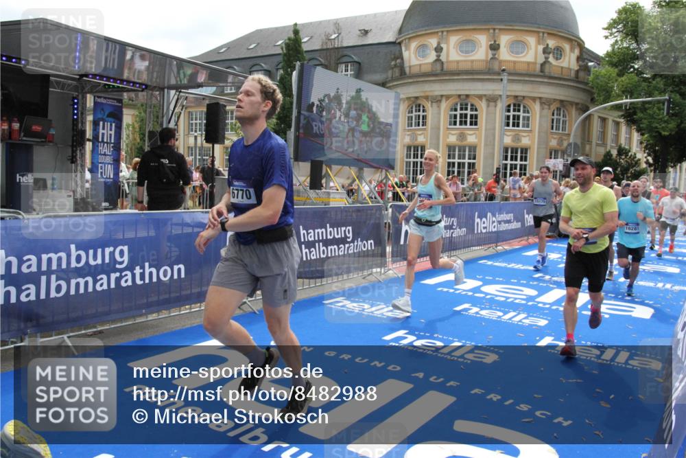 29.06.2025 - hella hamburg halbmarathon Michael Strokosch http://msf.ph/oto/8482988 29.06.2025 10:42:27 Ziel 1256, 1312, 1353, 1800, 2233, 3523, 6639, 6770, 7116, 7448, 7693, 7734, 11907, 13746, 13807, 14226, 15095, 15175, 15270, 15623, 15654, 16281, 17637, 17911, 18330 meine-sportfotos.de