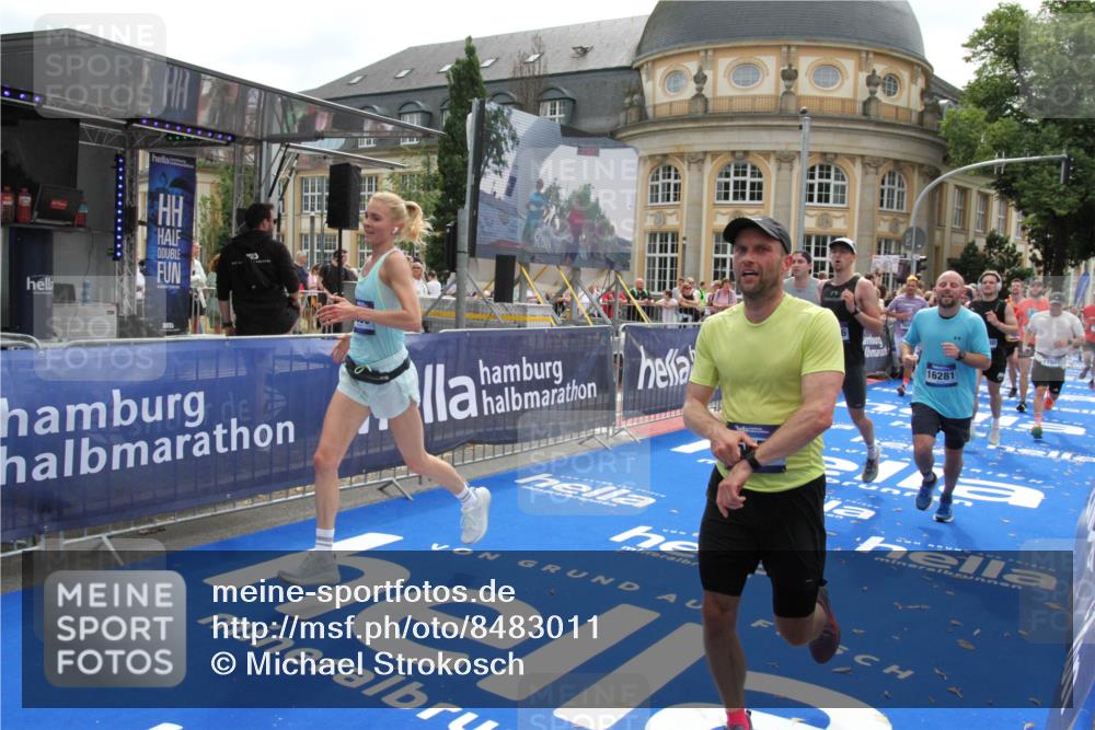29.06.2025 - hella hamburg halbmarathon Michael Strokosch http://msf.ph/oto/8483011 29.06.2025 10:42:28 Ziel 1256, 1312, 1353, 1800, 1962, 2233, 3523, 6639, 6770, 7116, 7448, 7693, 7734, 11907, 13807, 14226, 15095, 15175, 15623, 15654, 16281, 17637, 17733, 17911, 18330 meine-sportfotos.de