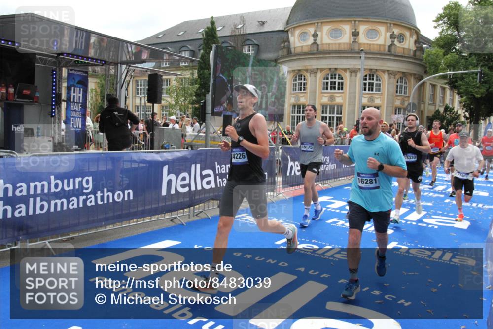29.06.2025 - hella hamburg halbmarathon Michael Strokosch http://msf.ph/oto/8483039 29.06.2025 10:42:29 Ziel 1209, 1256, 1353, 1800, 1962, 2233, 3523, 6639, 6770, 7116, 7448, 7693, 7734, 11907, 13446, 13807, 14226, 15095, 15175, 15623, 15654, 16281, 16333, 17637, 17733, 17911, 18330 meine-sportfotos.de