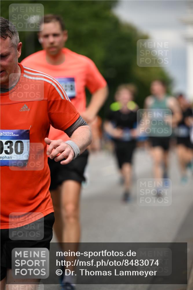 29.06.2025 - hella hamburg halbmarathon Dr. Thomas Lammeyer http://msf.ph/oto/8483074 29.06.2025 10:20:40 Kennedybrücke 1244, 1599, 1602, 1825, 2165, 2347, 2803, 2912, 3023, 3030, 3088, 3134, 3156, 3176, 3484, 3648, 3687, 4478, 4637, 5036, 6024, 6742, 6935, 7158, 7358, 7753, 7792, 7924, 7928, 8263, 8295, 8317, 8597, 8619, 8645, 8707, 8847, 8857, 9091, 9208, 9332, 9492, 9628, 9664, 9676, 9810, 9891, 10076, 10391, 10575, 11236, 11335, 11344, 11345, 11410, 11428 meine-sportfotos.de