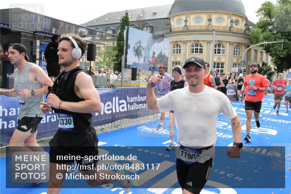 29.06.2025 - hella hamburg halbmarathon Michael Strokosch http://msf.ph/oto/8483117 29.06.2025 10:42:30 Ziel 1209, 1256, 1353, 1800, 1962, 2233, 3523, 6639, 7116, 7448, 7693, 7734, 11907, 13446, 14226, 15095, 15175, 15623, 15654, 16281, 16295, 16333, 17637, 17733, 17911, 18330, 18680 meine-sportfotos.de