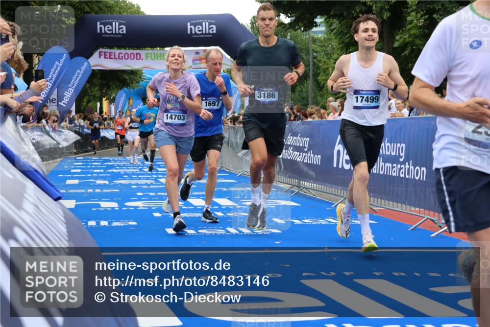 29.06.2025 - hella hamburg halbmarathon Strokosch-Dieckow http://msf.ph/oto/8483146 29.06.2025 10:45:22 Ziel 1697, 2188, 2367, 2470, 3186, 5706, 9105, 10064, 11469, 12277, 12643, 14703, 15563, 15741, 16725, 17499, 18407, 18638 meine-sportfotos.de