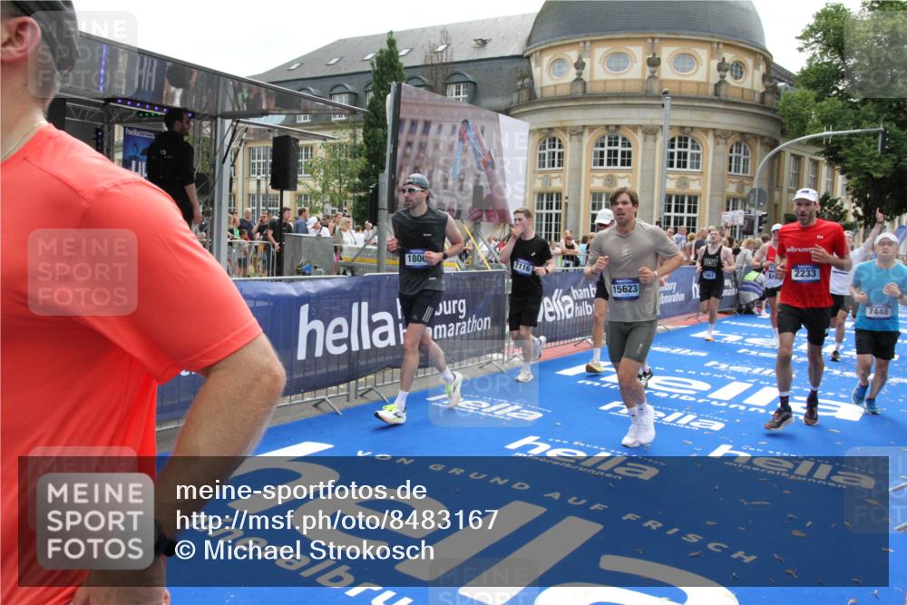 29.06.2025 - hella hamburg halbmarathon Michael Strokosch http://msf.ph/oto/8483167 29.06.2025 10:42:32 Ziel 1209, 1256, 1353, 1800, 1962, 2233, 3523, 7116, 7448, 7693, 7734, 11907, 13446, 15095, 15175, 15623, 16295, 16333, 17016, 17637, 17733, 17911, 18330, 18680 meine-sportfotos.de