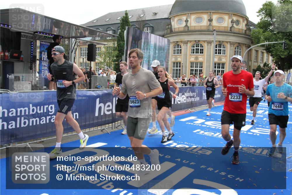 29.06.2025 - hella hamburg halbmarathon Michael Strokosch http://msf.ph/oto/8483200 29.06.2025 10:42:33 Ziel 1209, 1256, 1353, 1735, 1800, 1962, 2233, 3523, 7116, 7448, 7508, 7693, 7734, 13446, 15095, 15623, 16295, 16333, 17016, 17637, 17733, 17911, 18680 meine-sportfotos.de