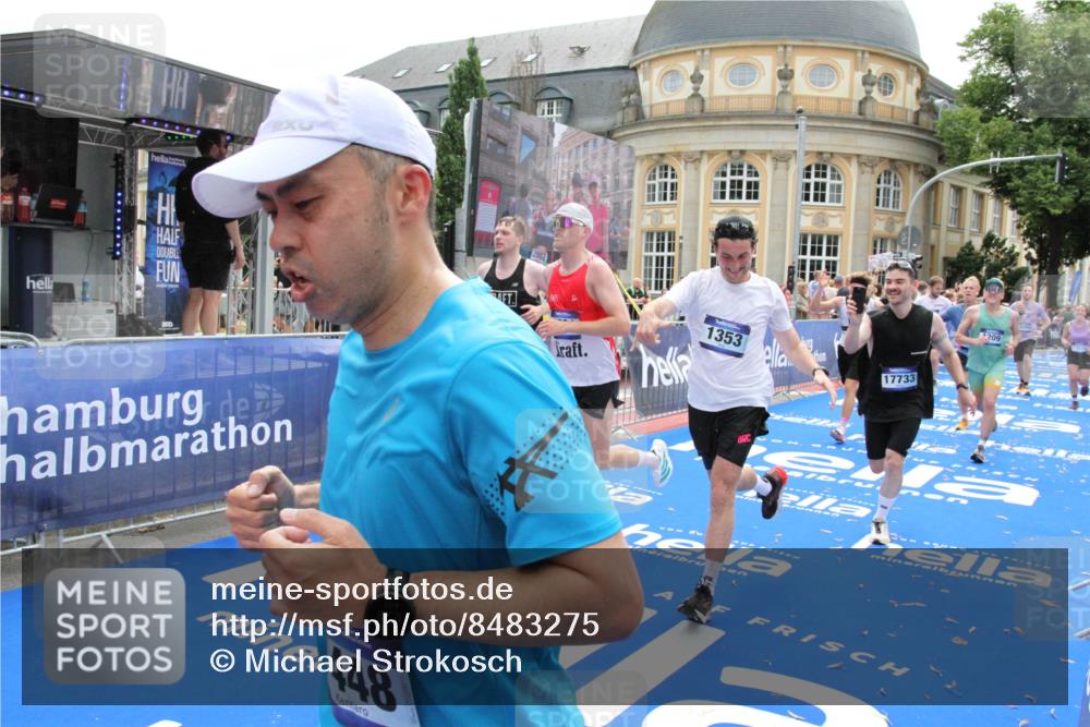 29.06.2025 - hella hamburg halbmarathon Michael Strokosch http://msf.ph/oto/8483275 29.06.2025 10:42:34 Ziel 1209, 1353, 1735, 1800, 1962, 2233, 4235, 7116, 7448, 7508, 7734, 13446, 15623, 16295, 16333, 17016, 17637, 17733, 17911, 18680 meine-sportfotos.de