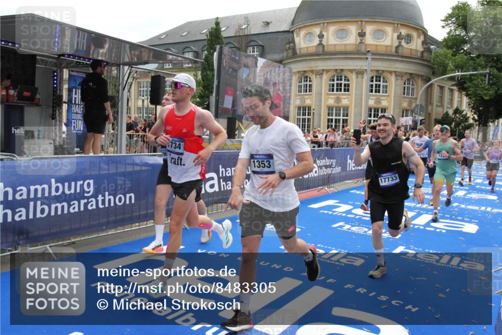 29.06.2025 - hella hamburg halbmarathon Michael Strokosch http://msf.ph/oto/8483305 29.06.2025 10:42:34 Ziel 1209, 1353, 1735, 1800, 1962, 2233, 4235, 7116, 7448, 7508, 7734, 13446, 15623, 16295, 16333, 17016, 17637, 17733, 17911, 18680 meine-sportfotos.de