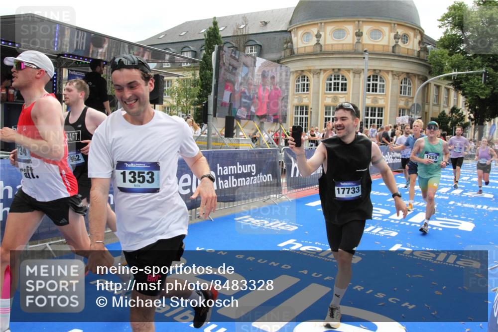 29.06.2025 - hella hamburg halbmarathon Michael Strokosch http://msf.ph/oto/8483328 29.06.2025 10:42:35 Ziel 1209, 1353, 1735, 1800, 1962, 4235, 7116, 7448, 7508, 7734, 13446, 16295, 16333, 17016, 17637, 17733, 17911, 18680 meine-sportfotos.de