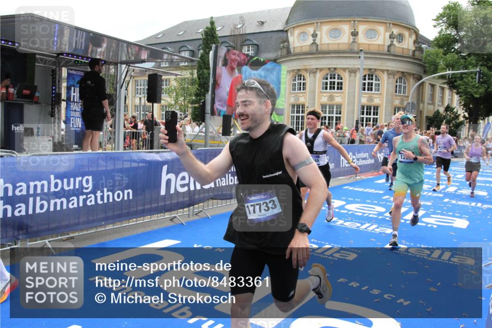 29.06.2025 - hella hamburg halbmarathon Michael Strokosch http://msf.ph/oto/8483361 29.06.2025 10:42:35 Ziel 1209, 1353, 1735, 1800, 1962, 4235, 7116, 7448, 7508, 7734, 13446, 16295, 16333, 17016, 17637, 17733, 17911, 18680 meine-sportfotos.de