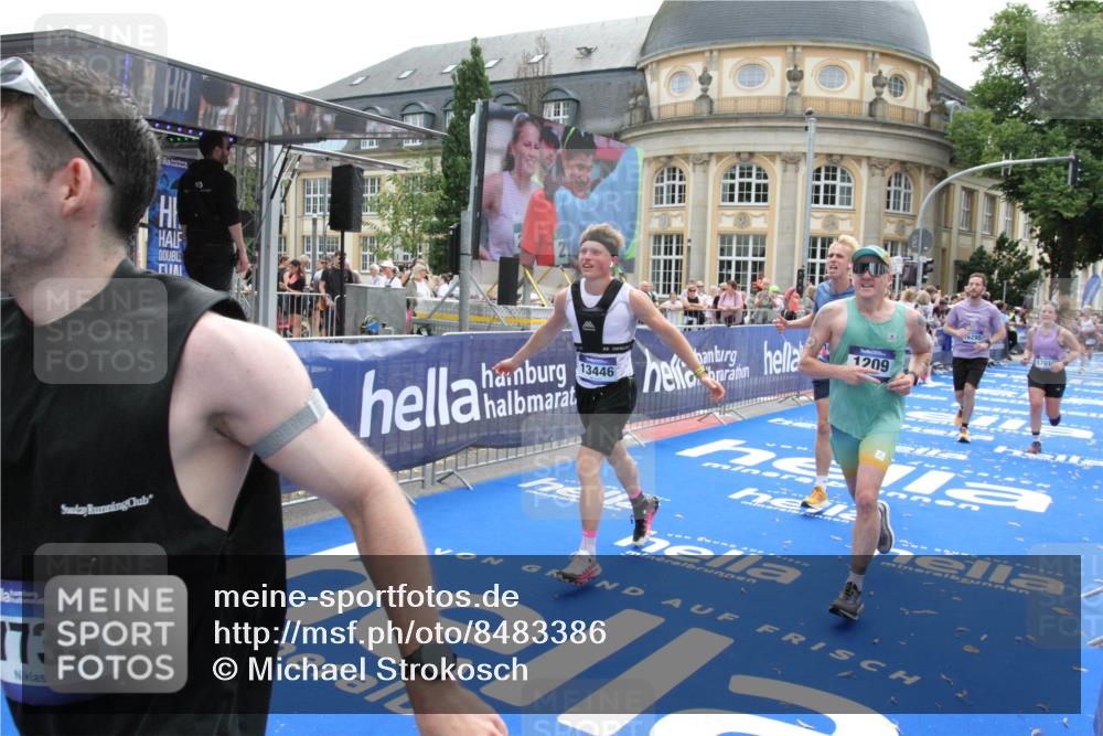 29.06.2025 - hella hamburg halbmarathon Michael Strokosch http://msf.ph/oto/8483386 29.06.2025 10:42:35 Ziel 1209, 1353, 1735, 1800, 1962, 4235, 7116, 7448, 7508, 7734, 13446, 16295, 16333, 17016, 17637, 17733, 17911, 18680 meine-sportfotos.de
