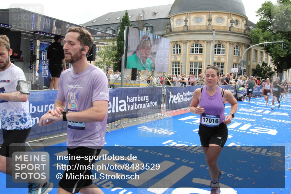 29.06.2025 - hella hamburg halbmarathon Michael Strokosch http://msf.ph/oto/8483529 29.06.2025 10:42:38 Ziel 1209, 1735, 4235, 7508, 13446, 13483, 16295, 16333, 17000, 17016, 18275, 18632, 18680 meine-sportfotos.de