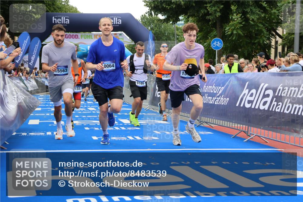 29.06.2025 - hella hamburg halbmarathon Strokosch-Dieckow http://msf.ph/oto/8483539 29.06.2025 10:45:17 Ziel 1697, 2188, 2367, 2470, 3186, 5706, 6054, 6375, 7087, 9105, 10064, 11469, 12783, 14703, 15563, 15636, 15651, 15741, 15760, 16513, 17120, 17499, 18346, 18407, 18718 meine-sportfotos.de