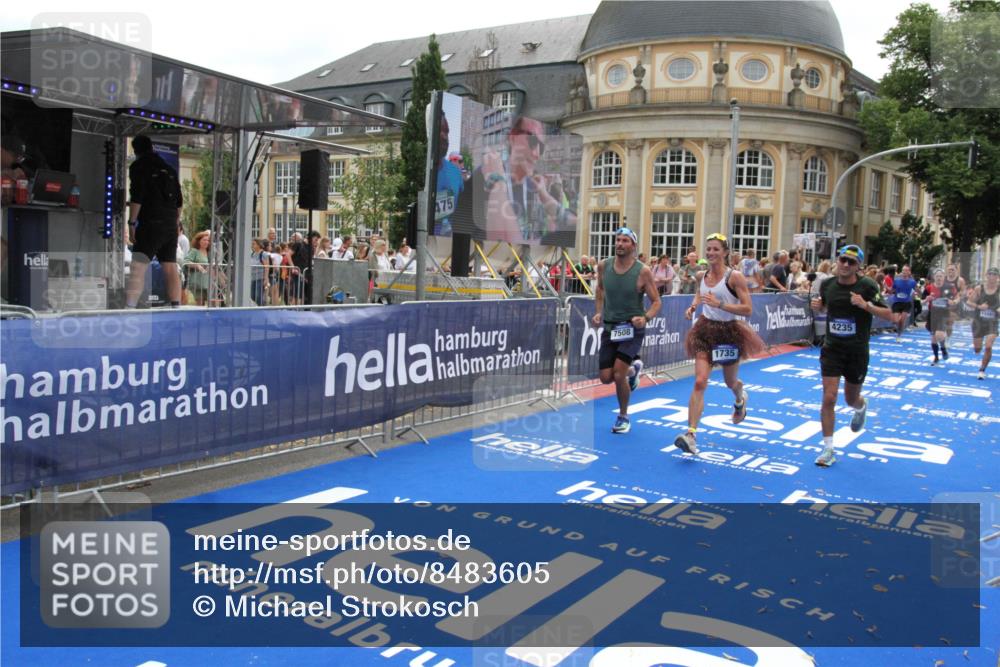 29.06.2025 - hella hamburg halbmarathon Michael Strokosch http://msf.ph/oto/8483605 29.06.2025 10:42:40 Ziel 1700, 1735, 4235, 7508, 13483, 17000, 17016, 18275, 18632 meine-sportfotos.de