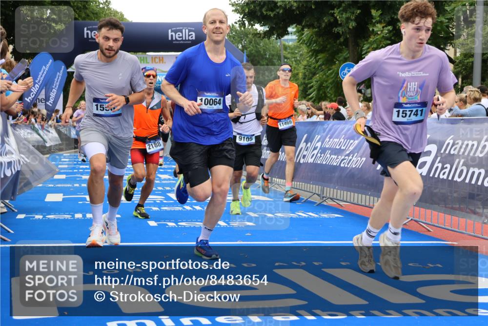 29.06.2025 - hella hamburg halbmarathon Strokosch-Dieckow http://msf.ph/oto/8483654 29.06.2025 10:45:18 Ziel 1697, 2188, 2367, 2470, 3186, 5706, 6054, 6375, 9105, 10064, 11469, 12643, 12783, 14703, 15563, 15636, 15651, 15741, 15760, 16513, 17499, 18407 meine-sportfotos.de