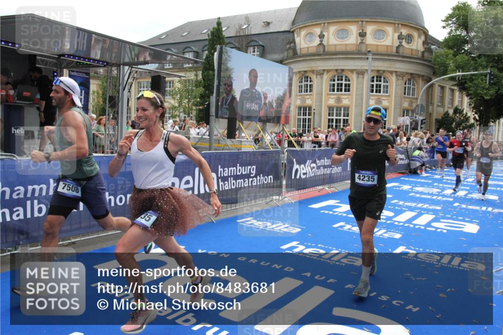 29.06.2025 - hella hamburg halbmarathon Michael Strokosch http://msf.ph/oto/8483681 29.06.2025 10:42:40 Ziel 1700, 1735, 4235, 7508, 13483, 17000, 17016, 18275, 18632 meine-sportfotos.de
