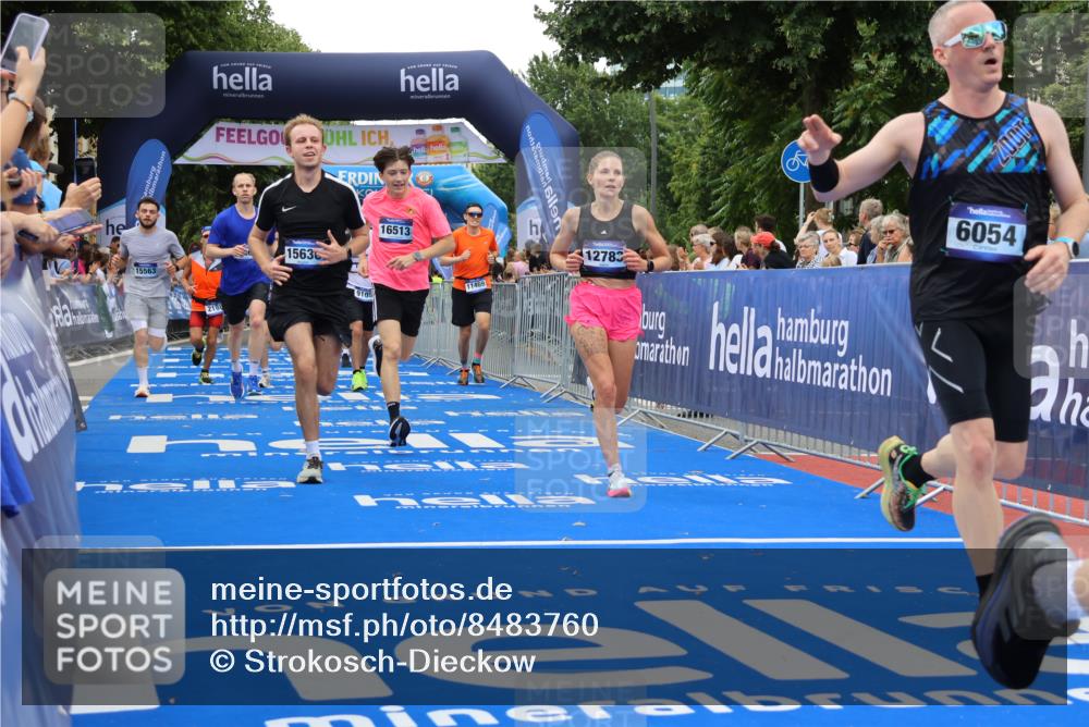 29.06.2025 - hella hamburg halbmarathon Strokosch-Dieckow http://msf.ph/oto/8483760 29.06.2025 10:45:15 Ziel 2188, 2367, 2470, 3186, 5706, 6054, 6375, 6575, 6819, 7087, 9105, 9302, 10064, 11469, 12783, 15563, 15636, 15651, 15741, 15760, 16513, 16685, 17120, 17499, 17960, 18346, 18718 meine-sportfotos.de