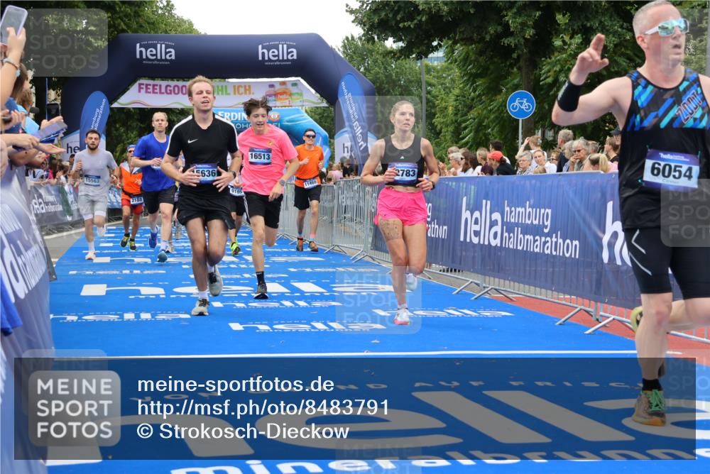 29.06.2025 - hella hamburg halbmarathon Strokosch-Dieckow http://msf.ph/oto/8483791 29.06.2025 10:45:15 Ziel 2188, 2367, 2470, 3186, 5706, 6054, 6375, 6575, 6819, 7087, 9105, 9302, 10064, 11469, 12783, 15563, 15636, 15651, 15741, 15760, 16513, 16685, 17120, 17499, 17960, 18346, 18718 meine-sportfotos.de