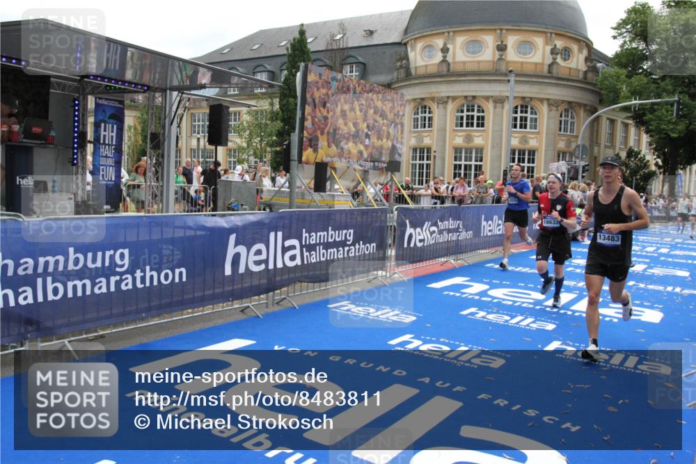 29.06.2025 - hella hamburg halbmarathon Michael Strokosch http://msf.ph/oto/8483811 29.06.2025 10:42:42 Ziel 1700, 1735, 4235, 7508, 9371, 9534, 13483, 17000, 18275, 18632 meine-sportfotos.de