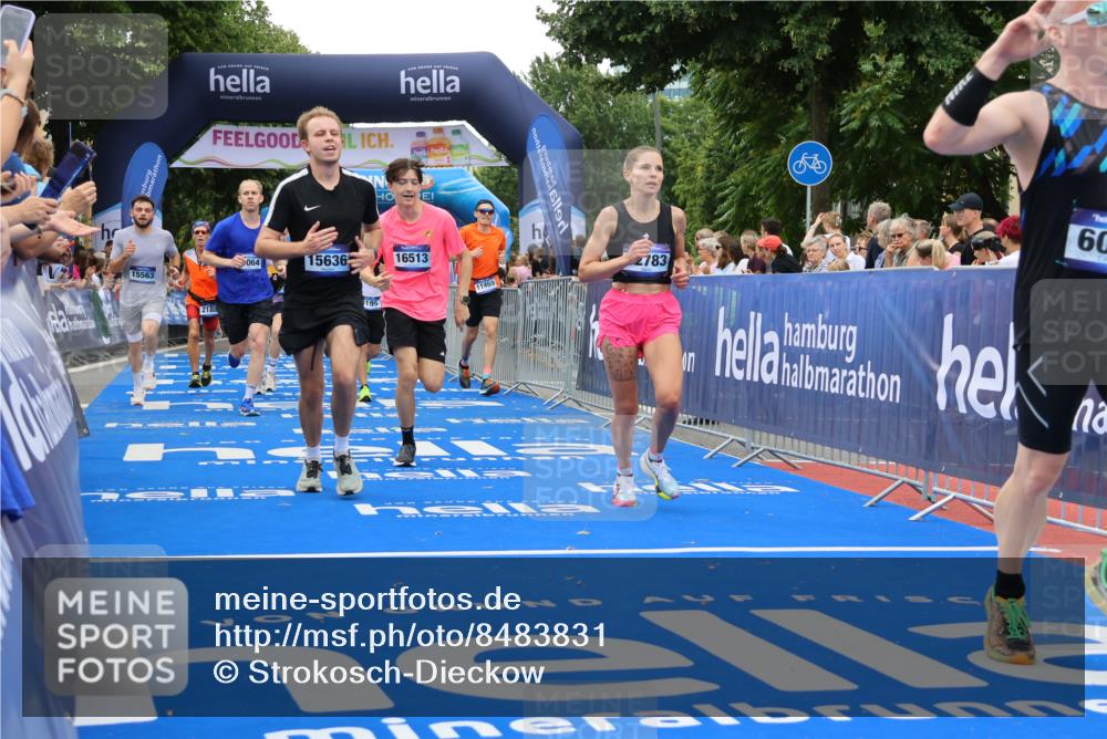29.06.2025 - hella hamburg halbmarathon Strokosch-Dieckow http://msf.ph/oto/8483831 29.06.2025 10:45:15 Ziel 2188, 2367, 2470, 3186, 5706, 6054, 6375, 6575, 6819, 7087, 9105, 9302, 10064, 11469, 12783, 15563, 15636, 15651, 15741, 15760, 16513, 16685, 17120, 17499, 17960, 18346, 18718 meine-sportfotos.de