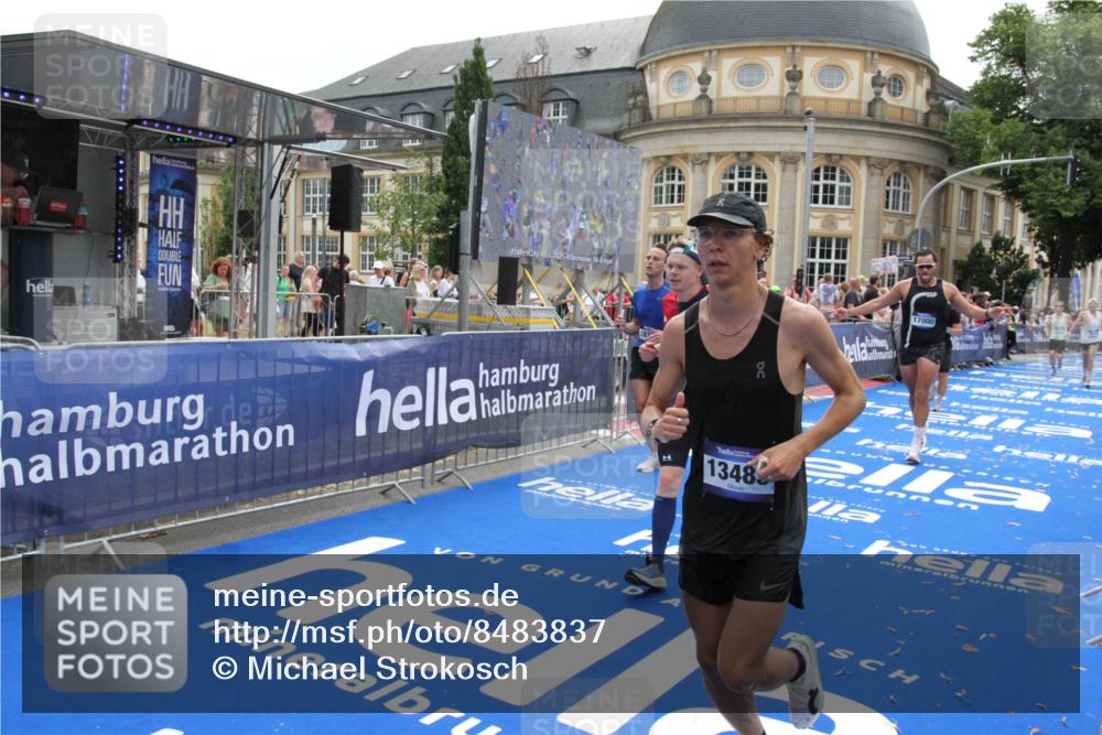 29.06.2025 - hella hamburg halbmarathon Michael Strokosch http://msf.ph/oto/8483837 29.06.2025 10:42:43 Ziel 1700, 4235, 9371, 9534, 13483, 17000, 18275, 18632 meine-sportfotos.de