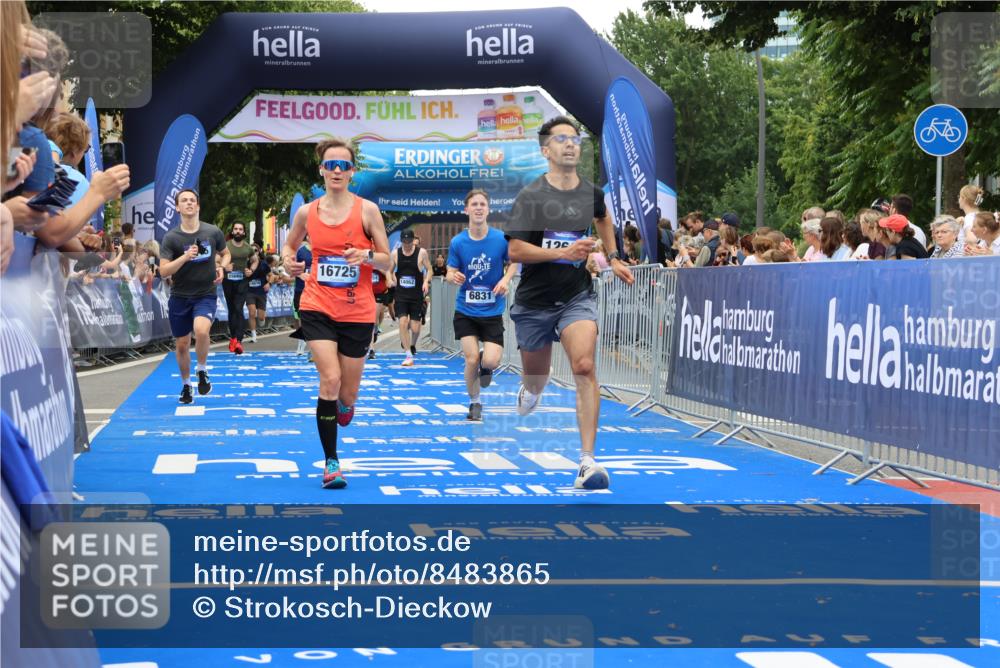 29.06.2025 - hella hamburg halbmarathon Strokosch-Dieckow http://msf.ph/oto/8483865 29.06.2025 10:45:28 Ziel 1697, 2138, 2415, 3186, 5623, 6831, 8374, 8668, 11469, 12154, 12277, 12643, 14062, 14703, 15666, 16725, 17499, 18407, 18638, 18878 meine-sportfotos.de