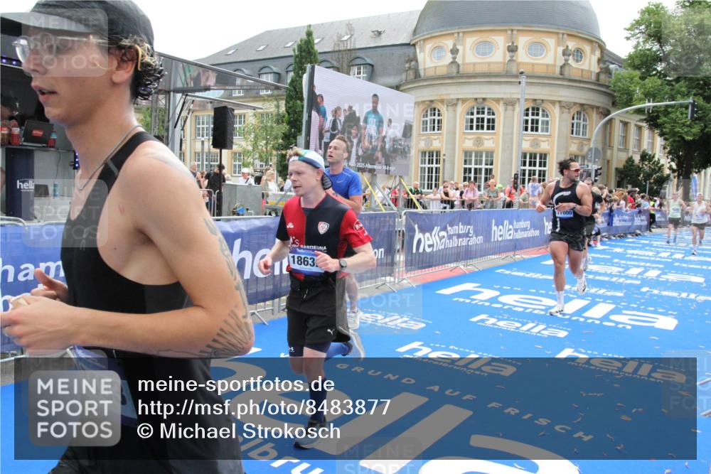 29.06.2025 - hella hamburg halbmarathon Michael Strokosch http://msf.ph/oto/8483877 29.06.2025 10:42:44 Ziel 1700, 9371, 9534, 13483, 17000, 18275, 18632 meine-sportfotos.de