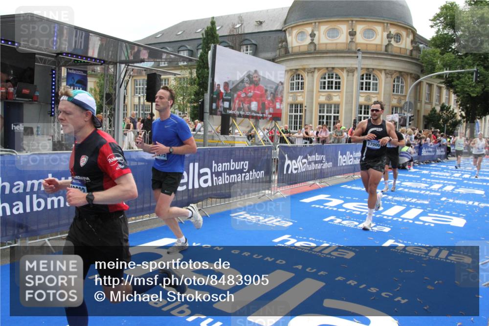 29.06.2025 - hella hamburg halbmarathon Michael Strokosch http://msf.ph/oto/8483905 29.06.2025 10:42:44 Ziel 1700, 9371, 9534, 13483, 17000, 18275, 18632 meine-sportfotos.de