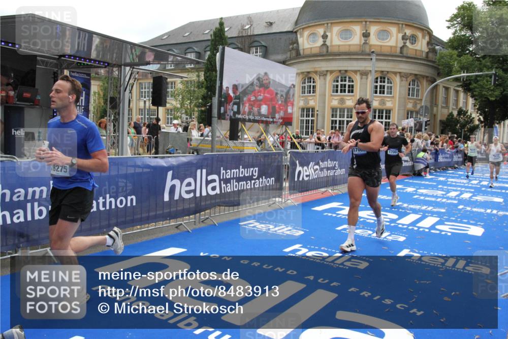 29.06.2025 - hella hamburg halbmarathon Michael Strokosch http://msf.ph/oto/8483913 29.06.2025 10:42:44 Ziel 1700, 9371, 9534, 13483, 17000, 18275, 18632 meine-sportfotos.de