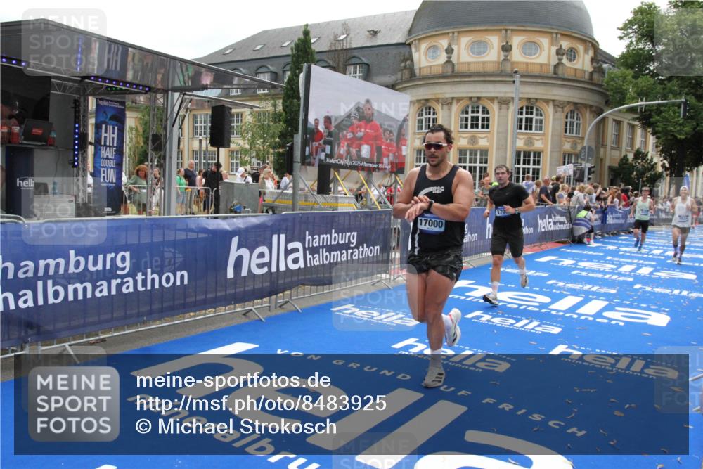 29.06.2025 - hella hamburg halbmarathon Michael Strokosch http://msf.ph/oto/8483925 29.06.2025 10:42:45 Ziel 1700, 9371, 9534, 13483, 13725, 17000, 18275, 18632 meine-sportfotos.de