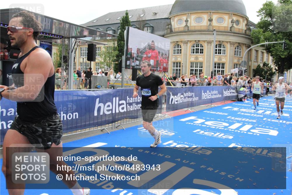 29.06.2025 - hella hamburg halbmarathon Michael Strokosch http://msf.ph/oto/8483943 29.06.2025 10:42:46 Ziel 1700, 9371, 9534, 13725, 14560, 17000, 18275 meine-sportfotos.de