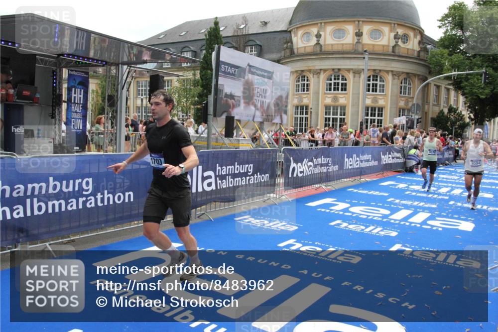 29.06.2025 - hella hamburg halbmarathon Michael Strokosch http://msf.ph/oto/8483962 29.06.2025 10:42:46 Ziel 1700, 9371, 9534, 13725, 14560, 17000, 18275 meine-sportfotos.de