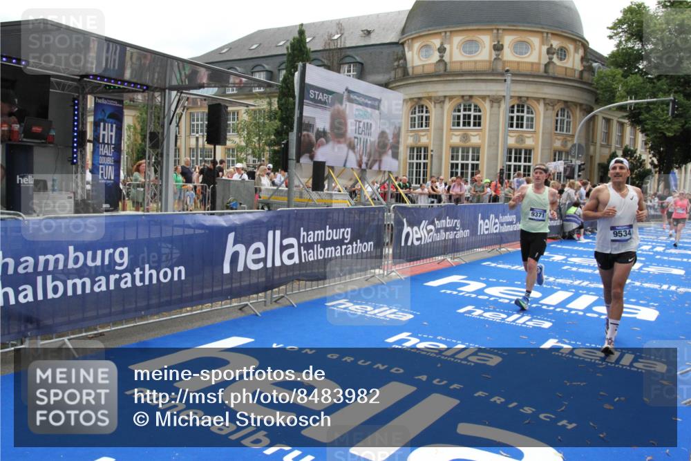 29.06.2025 - hella hamburg halbmarathon Michael Strokosch http://msf.ph/oto/8483982 29.06.2025 10:42:47 Ziel 1700, 7105, 9371, 9534, 13725, 14560, 14813, 17000 meine-sportfotos.de