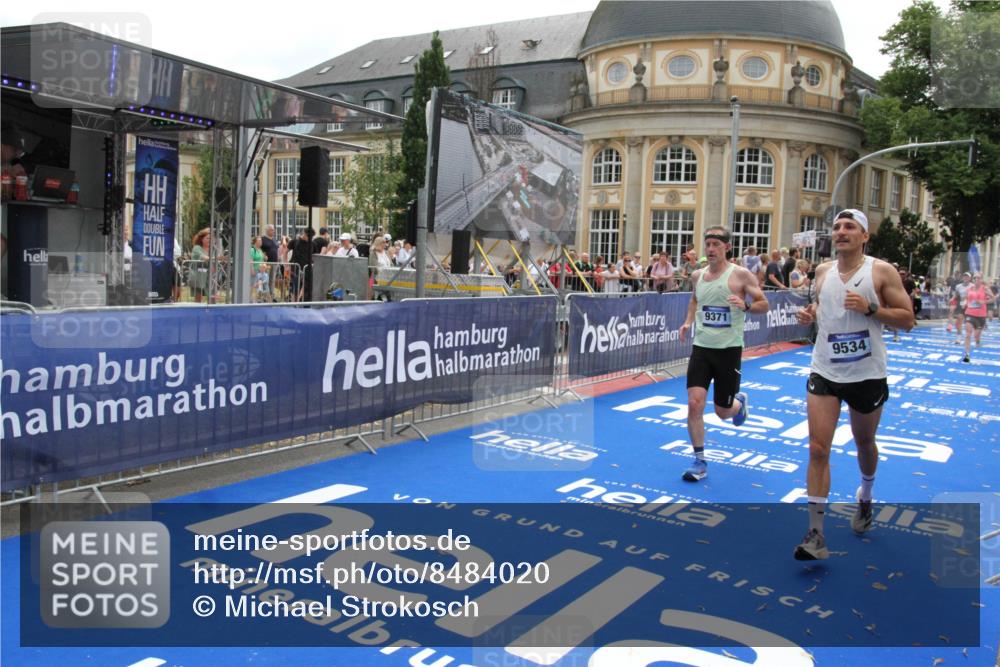 29.06.2025 - hella hamburg halbmarathon Michael Strokosch http://msf.ph/oto/8484020 29.06.2025 10:42:48 Ziel 1700, 7105, 9371, 9534, 13725, 14560, 14813, 15297, 15301, 15851 meine-sportfotos.de