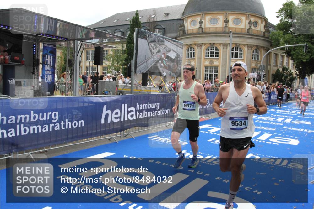 29.06.2025 - hella hamburg halbmarathon Michael Strokosch http://msf.ph/oto/8484032 29.06.2025 10:42:48 Ziel 1700, 7105, 9371, 9534, 13725, 14560, 14813, 15297, 15301, 15851 meine-sportfotos.de