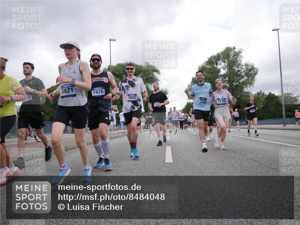 29.06.2025 - hella hamburg halbmarathon Luisa Fischer http://msf.ph/oto/8484048 29.06.2025 10:51:27 Kennedybrücke 5621, 1926, 1045, 2345, 743, 2148, 3504, 1045, 1645, 2148, 2994, 3468, 3504, 3933, 4037, 4588, 5886, 7412, 7970, 8310, 8948, 9696 meine-sportfotos.de