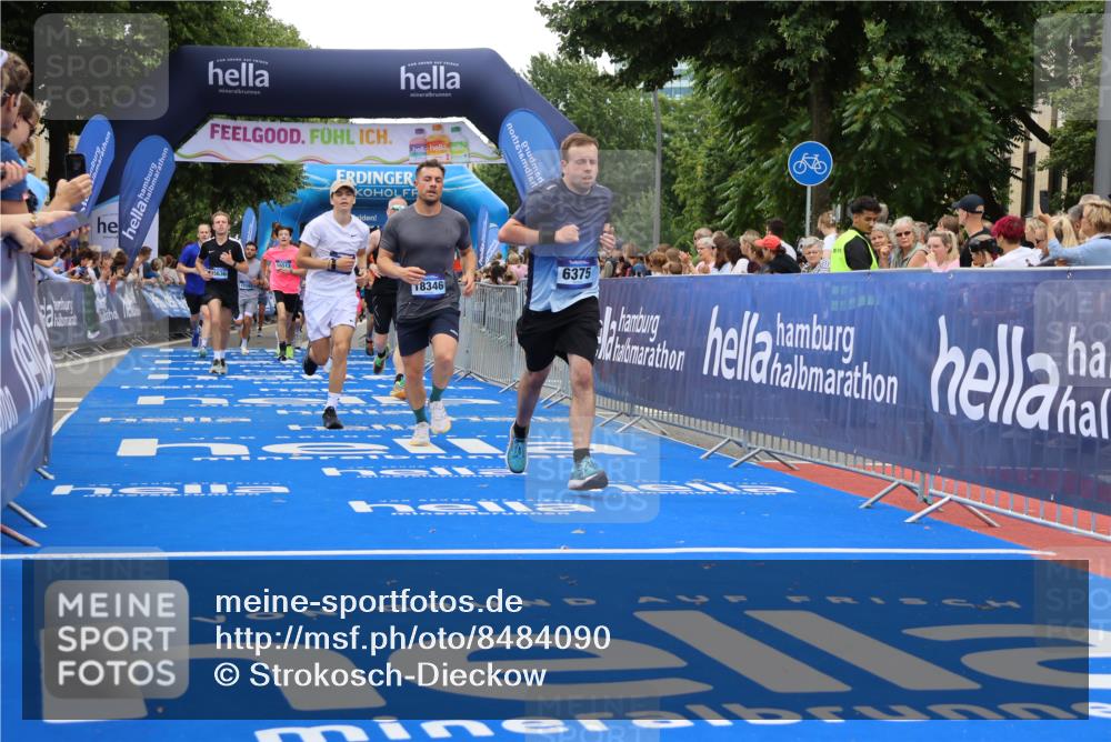 29.06.2025 - hella hamburg halbmarathon Strokosch-Dieckow http://msf.ph/oto/8484090 29.06.2025 10:45:12 Ziel 2188, 2270, 4997, 5706, 6054, 6375, 6575, 6819, 7087, 9105, 9302, 10064, 10313, 12783, 15365, 15563, 15636, 15651, 15741, 15760, 16513, 16685, 16689, 17120, 17960, 18346, 18718 meine-sportfotos.de