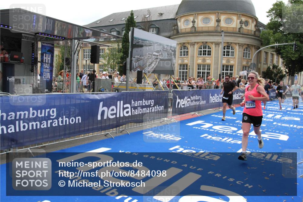 29.06.2025 - hella hamburg halbmarathon Michael Strokosch http://msf.ph/oto/8484098 29.06.2025 10:42:51 Ziel 5011, 5477, 7105, 13398, 13725, 14447, 14560, 14813, 15297, 15301, 15851 meine-sportfotos.de