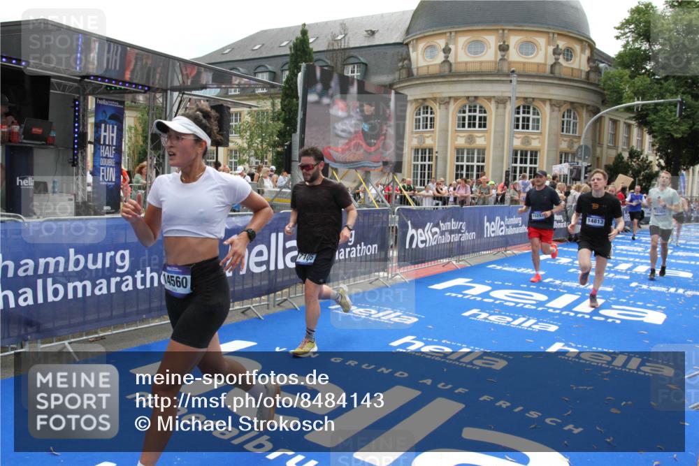 29.06.2025 - hella hamburg halbmarathon Michael Strokosch http://msf.ph/oto/8484143 29.06.2025 10:42:53 Ziel 5011, 5477, 7105, 13398, 13725, 14447, 14560, 14813, 15297, 15301, 15851, 18559, 18659 meine-sportfotos.de