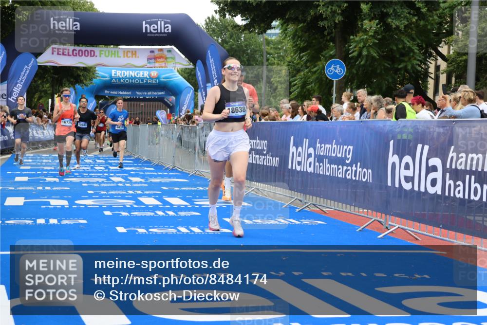 29.06.2025 - hella hamburg halbmarathon Strokosch-Dieckow http://msf.ph/oto/8484174 29.06.2025 10:45:27 Ziel 1697, 2138, 2367, 2415, 2470, 3186, 5623, 6831, 8374, 8668, 11469, 12277, 12643, 14062, 14703, 16725, 17499, 18407, 18638 meine-sportfotos.de