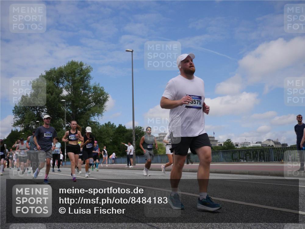 29.06.2025 - hella hamburg halbmarathon Luisa Fischer http://msf.ph/oto/8484183 29.06.2025 11:23:40 Kennedybrücke 1582, 4060, 4135, 6656, 132, 3575, 1582, 1739, 2873, 3129, 4060, 4135, 4386, 4475, 4620, 5183, 5188, 5874, 6058, 6265, 6547, 6656, 6856, 9344, 9595 meine-sportfotos.de