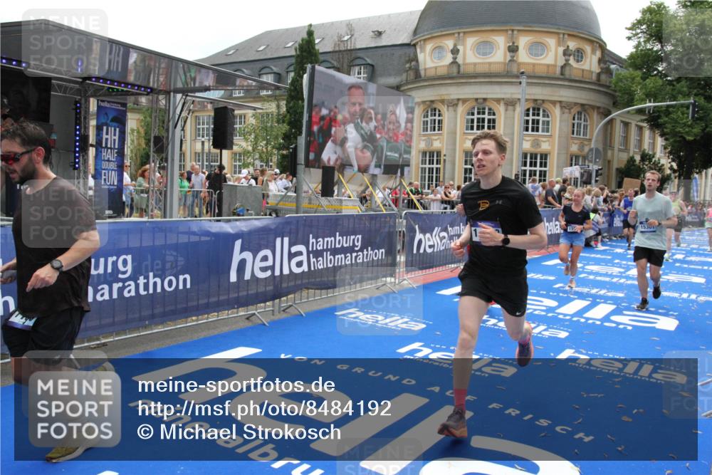 29.06.2025 - hella hamburg halbmarathon Michael Strokosch http://msf.ph/oto/8484192 29.06.2025 10:42:54 Ziel 5011, 5477, 7105, 13398, 13725, 14447, 14560, 14813, 14849, 15297, 15301, 15851, 18559, 18659 meine-sportfotos.de