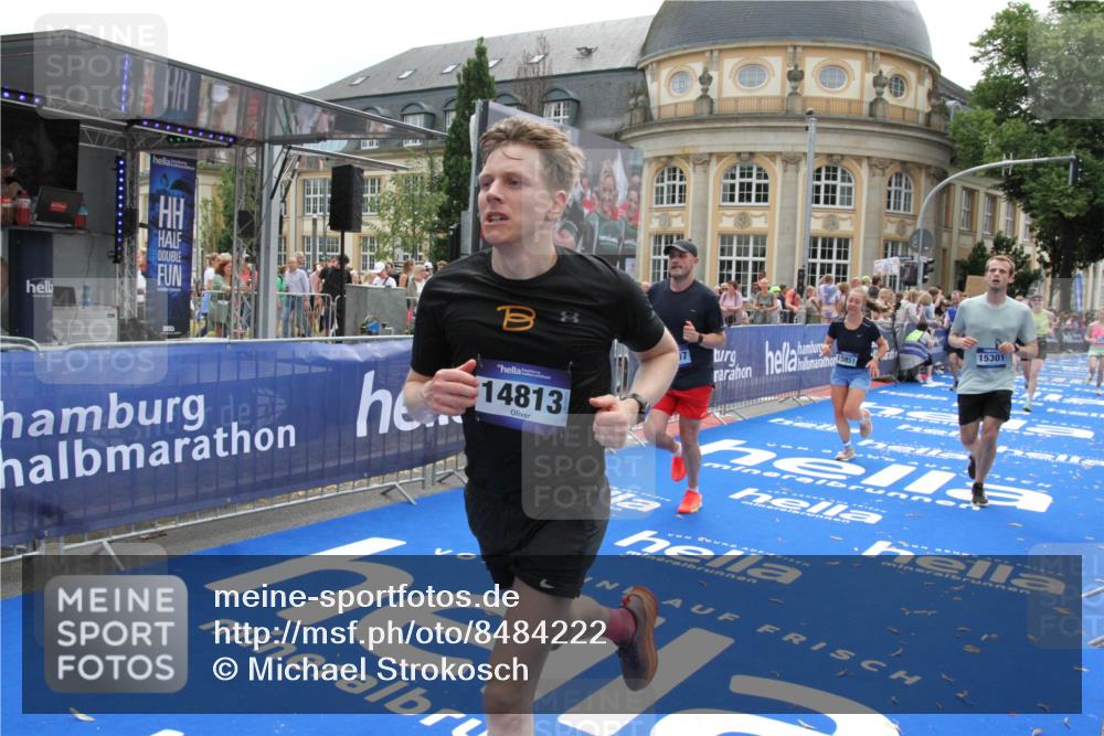 29.06.2025 - hella hamburg halbmarathon Michael Strokosch http://msf.ph/oto/8484222 29.06.2025 10:42:54 Ziel 5011, 5477, 7105, 13398, 13725, 14447, 14560, 14813, 14849, 15297, 15301, 15851, 18559, 18659 meine-sportfotos.de