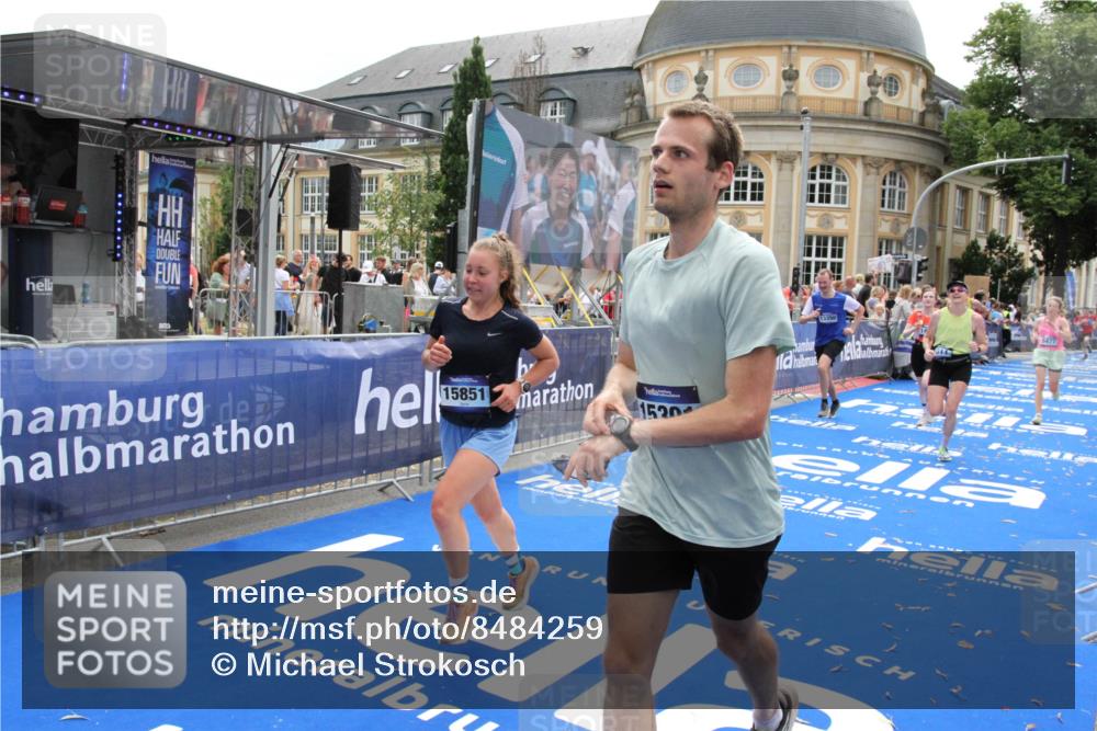 29.06.2025 - hella hamburg halbmarathon Michael Strokosch http://msf.ph/oto/8484259 29.06.2025 10:42:55 Ziel 5011, 5477, 7105, 13398, 14447, 14560, 14813, 14849, 15297, 15301, 15851, 18559, 18659 meine-sportfotos.de