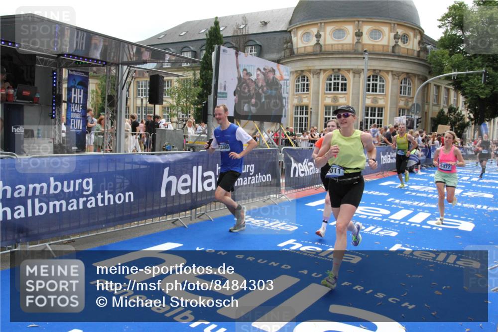 29.06.2025 - hella hamburg halbmarathon Michael Strokosch http://msf.ph/oto/8484303 29.06.2025 10:42:57 Ziel 4823, 5011, 5477, 13398, 14447, 14849, 15297, 15301, 15851, 18559, 18659 meine-sportfotos.de