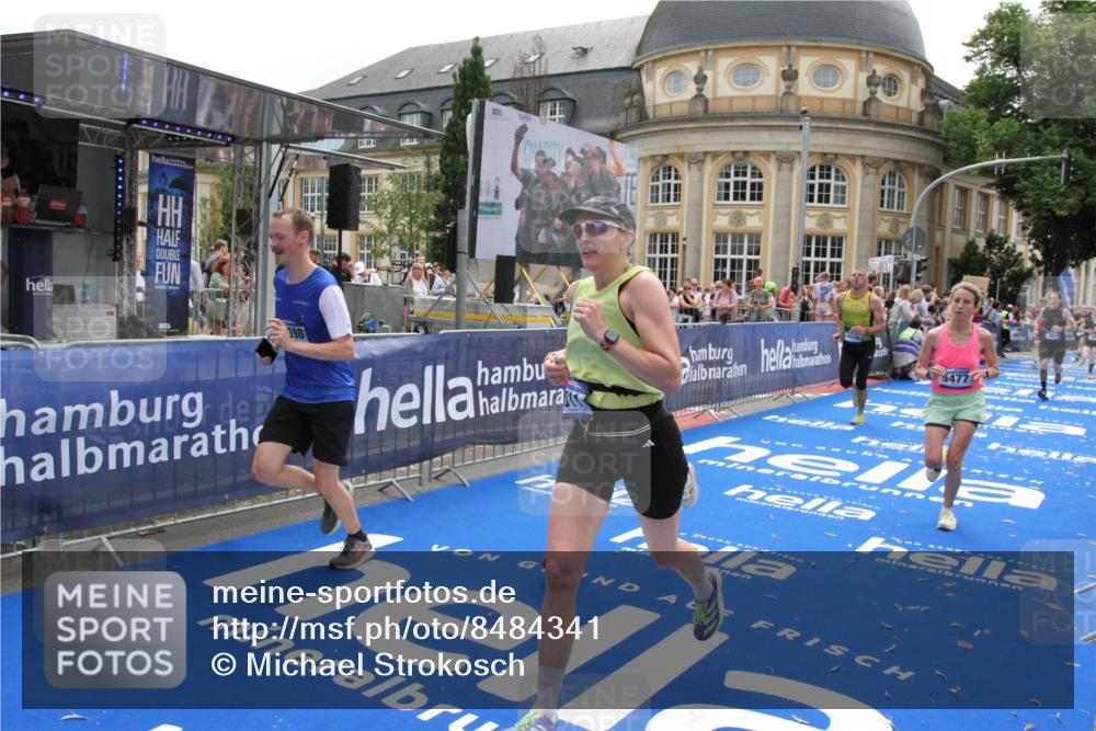 29.06.2025 - hella hamburg halbmarathon Michael Strokosch http://msf.ph/oto/8484341 29.06.2025 10:42:57 Ziel 4823, 5011, 5477, 13398, 14447, 14849, 15297, 15301, 15851, 18559, 18659 meine-sportfotos.de