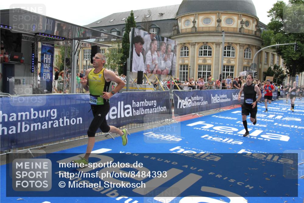 29.06.2025 - hella hamburg halbmarathon Michael Strokosch http://msf.ph/oto/8484393 29.06.2025 10:42:59 Ziel 4823, 5011, 5477, 7035, 8218, 9364, 13398, 14447, 14849, 18559, 18659 meine-sportfotos.de
