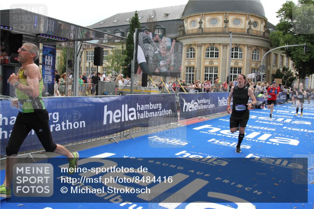 29.06.2025 - hella hamburg halbmarathon Michael Strokosch http://msf.ph/oto/8484416 29.06.2025 10:42:59 Ziel 4823, 5011, 5477, 7035, 8218, 9364, 13398, 14447, 14849, 18559, 18659 meine-sportfotos.de