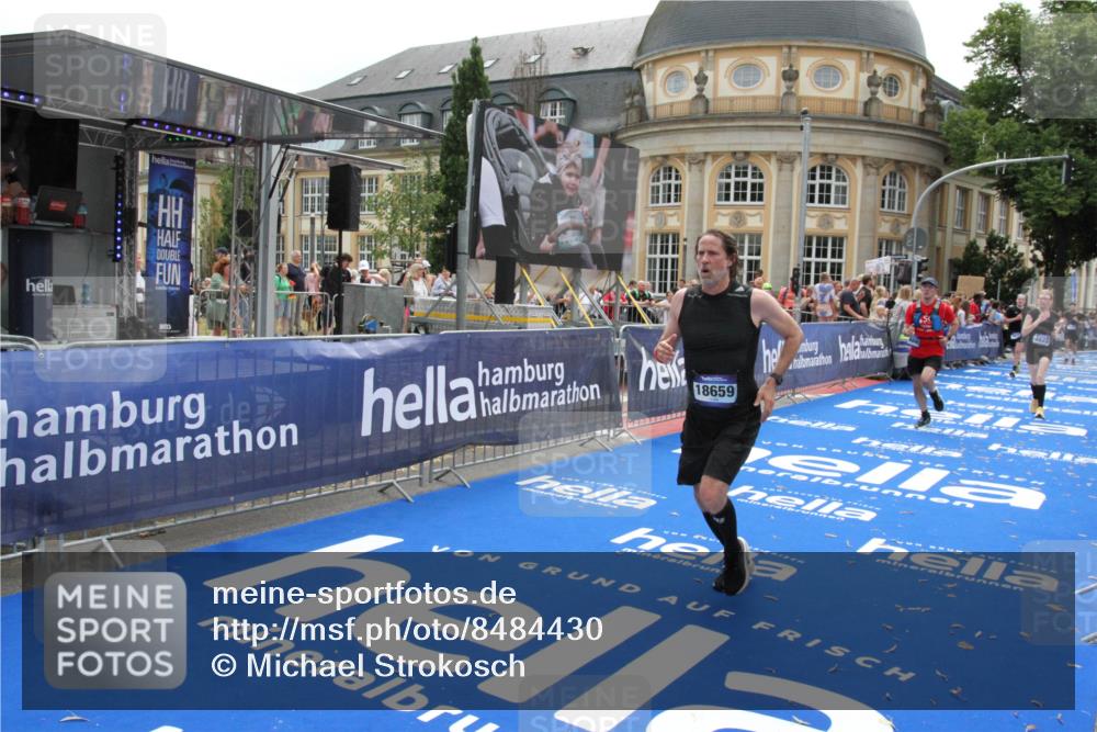 29.06.2025 - hella hamburg halbmarathon Michael Strokosch http://msf.ph/oto/8484430 29.06.2025 10:43:00 Ziel 4823, 5477, 7035, 8218, 9364, 14849, 18559, 18659 meine-sportfotos.de