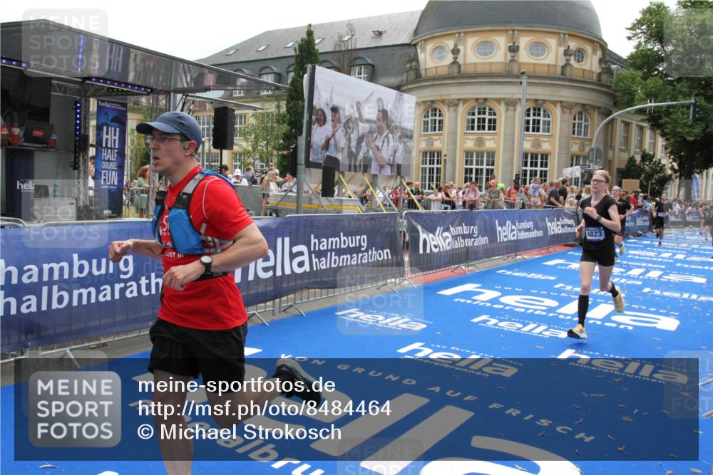 29.06.2025 - hella hamburg halbmarathon Michael Strokosch http://msf.ph/oto/8484464 29.06.2025 10:43:02 Ziel 4823, 7035, 8218, 9364, 10469, 14849, 18659 meine-sportfotos.de
