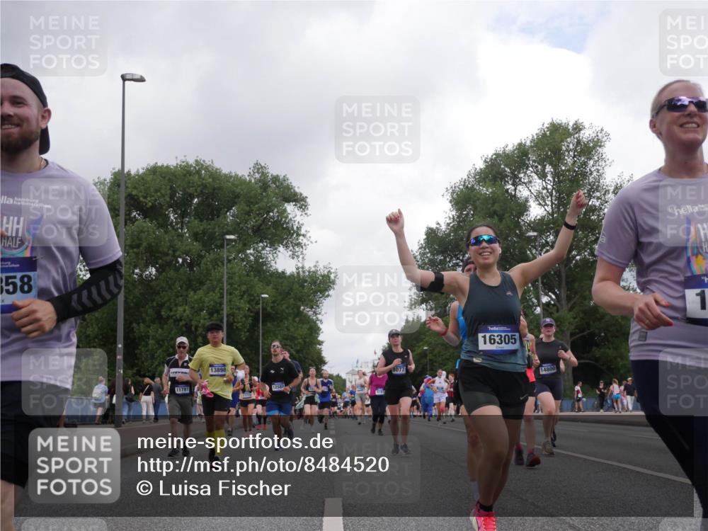 29.06.2025 - hella hamburg halbmarathon Luisa Fischer http://msf.ph/oto/8484520 29.06.2025 10:51:39 Kennedybrücke 358, 11781, 13898, 12582, 8077, 16305, 14800, 1, 1246, 1639, 2627, 2704, 3049, 3077, 4856, 5952, 6950, 7427, 7970, 8077, 9775, 9787, 10366 meine-sportfotos.de
